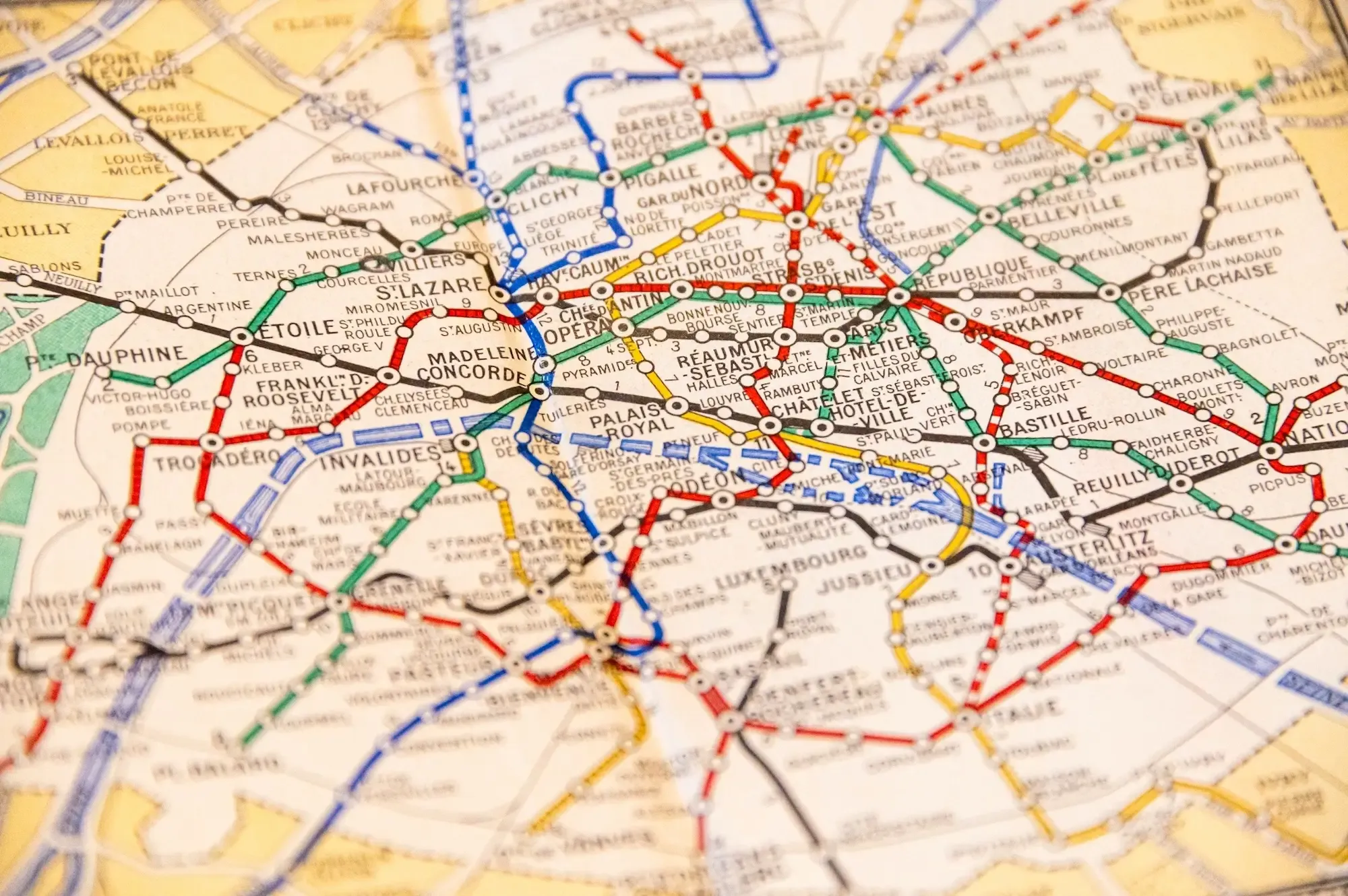 Map of Paris arrondissements color-coded by rent price levels